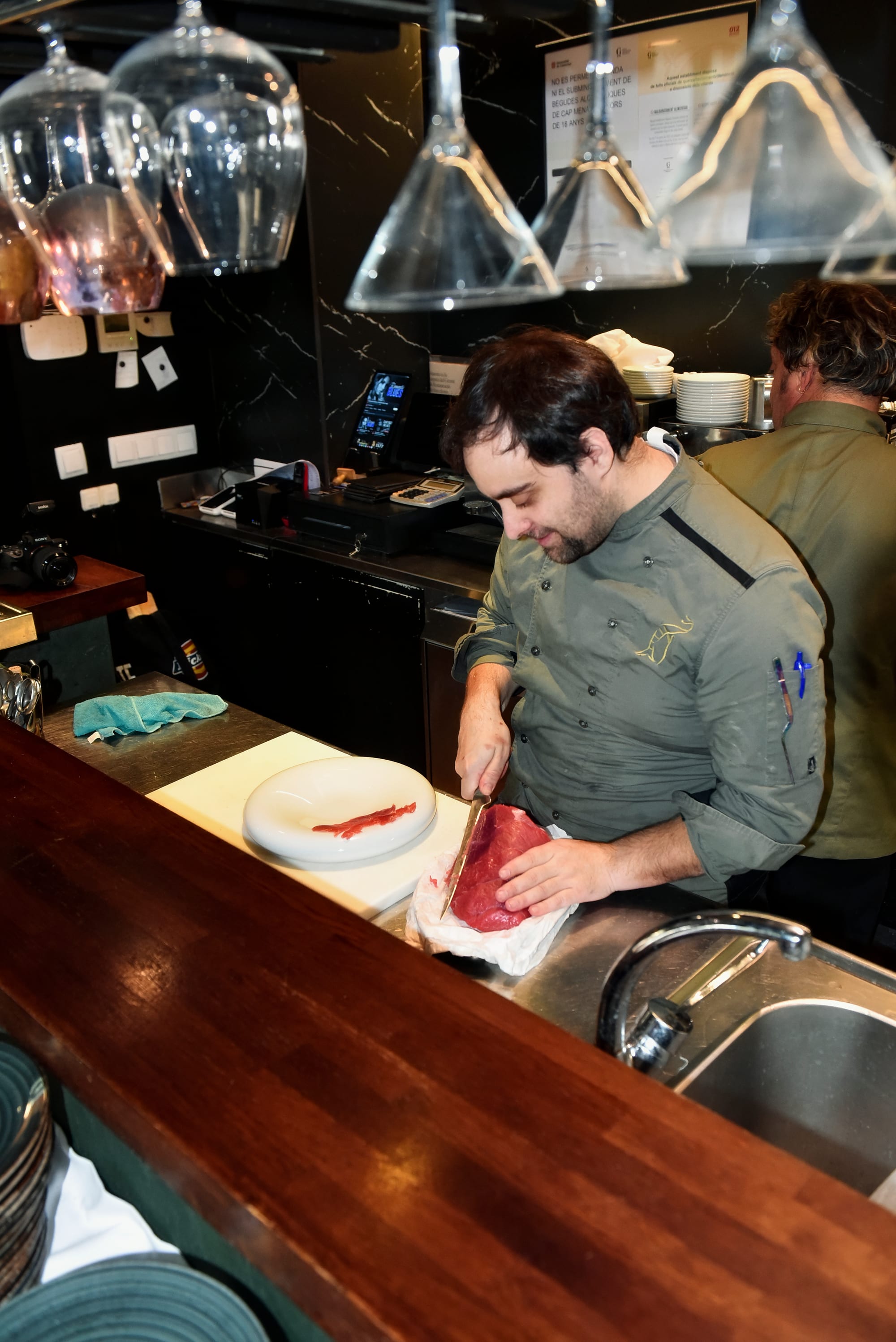 Cocina flambeando un plato