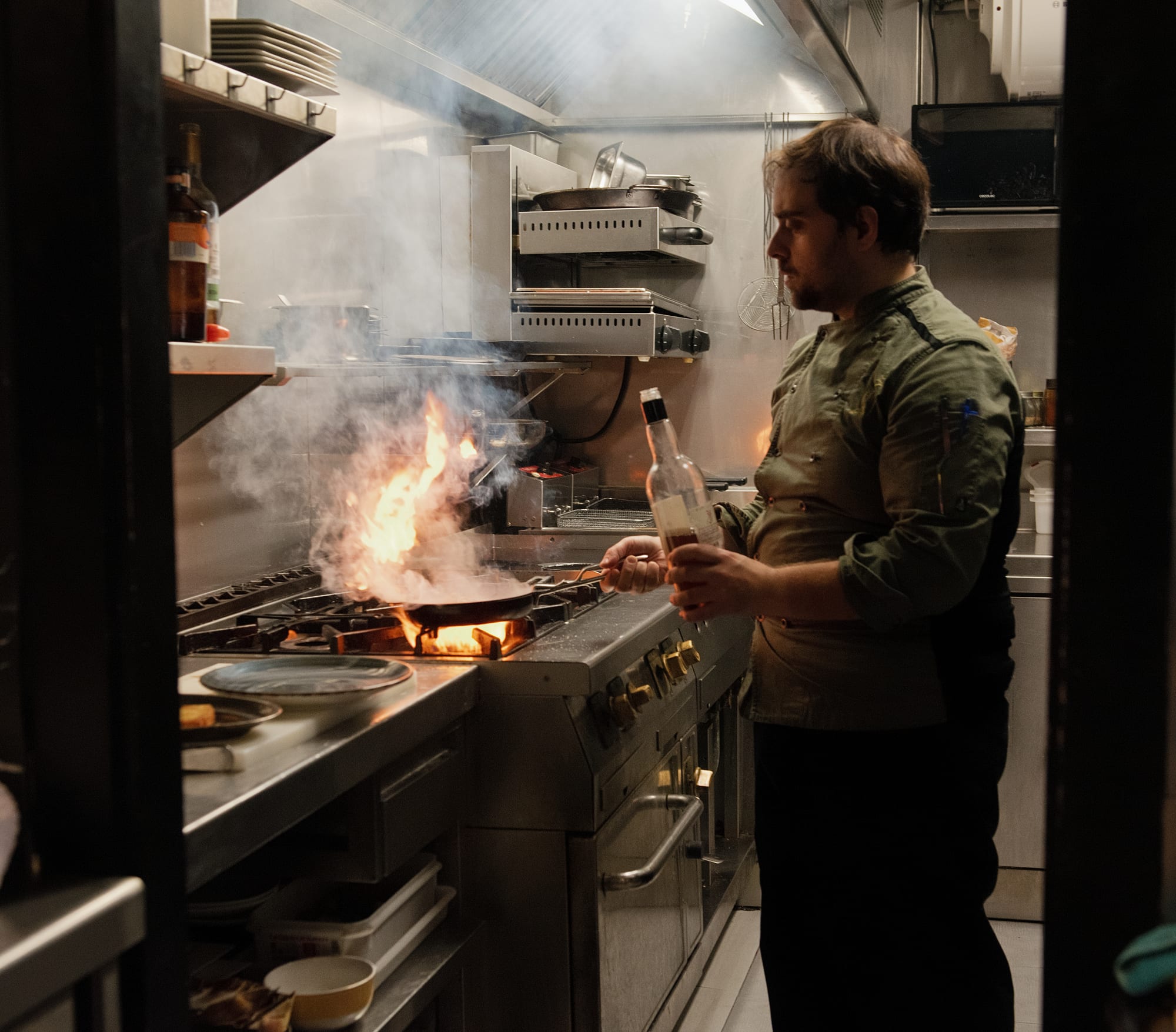 Cocina flambeando un plato